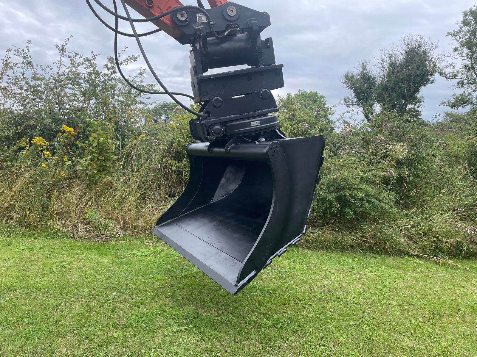 GRB-4-R Rotating 360° Scandinavian Excavator Grading Bucket - 4-6 Tonne - Image 5