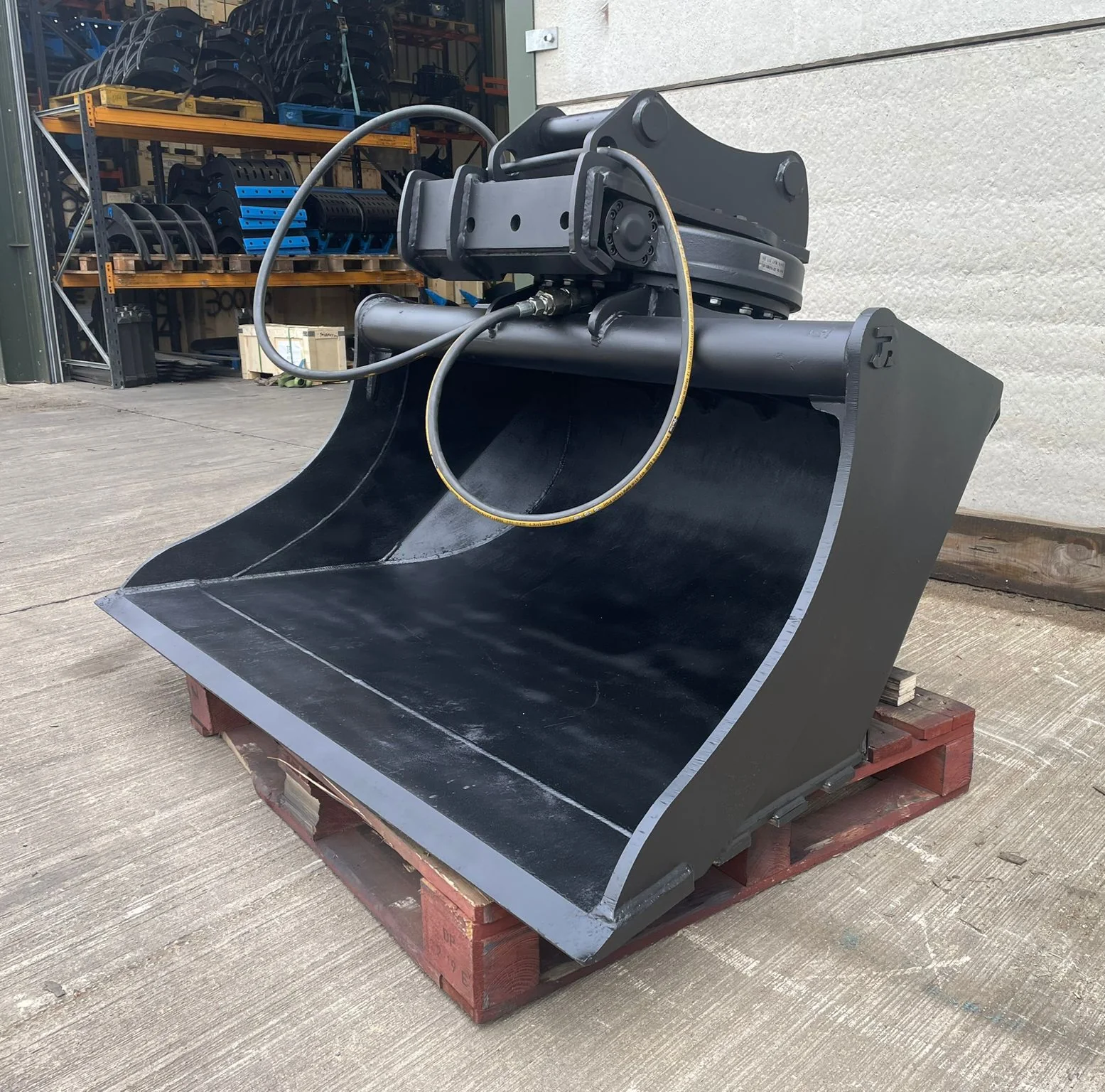 GRB-4-R Rotating 360° Scandinavian Excavator Grading Bucket - 4-6 Tonne - Image 3